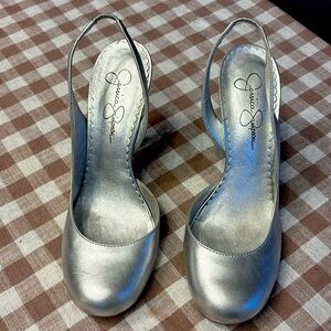 EUC JESSICA SIMPSON SILVER SLINGBACK HEEL
Size:6